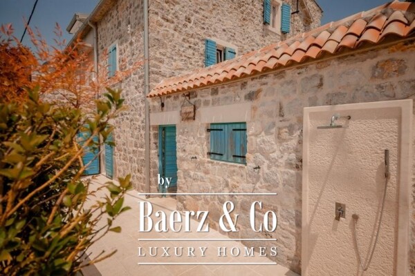 photo 2 Waterfront Villa with Beach & Pool