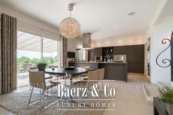 photo 4 In an estate with a swimming pool and tennis court, beautifu