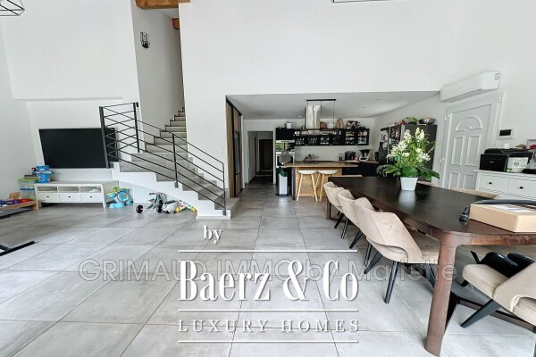 photo 7 Contemporary house with a swimming pool on a large, enclosed