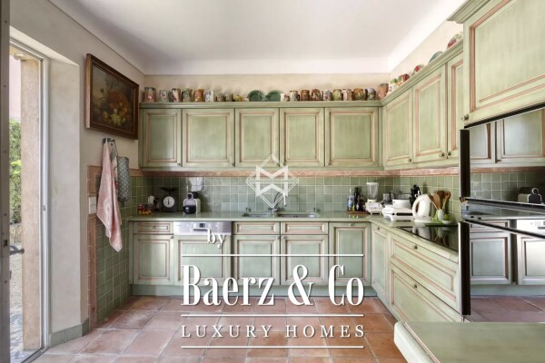 photo 8 Close to the center