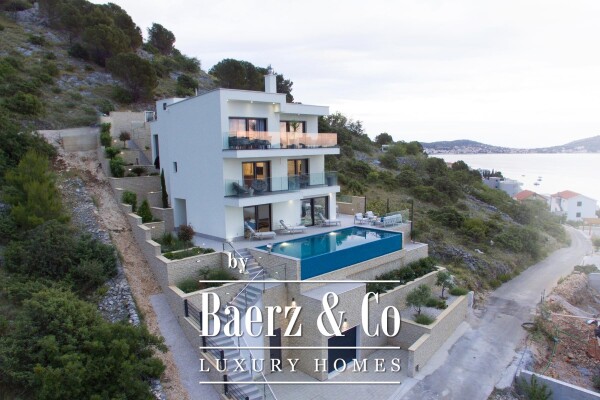 photo 2 Rogoznica, Zatoglav, luxury villa with a swimming pool, 330 m²