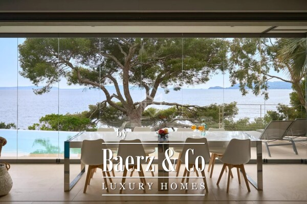 photo 6 Waterfront Villa with Private access to the beach and Dock - Le Lavandou