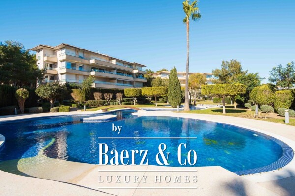 photo 2 Spacious apartment with sea views, parking and pool