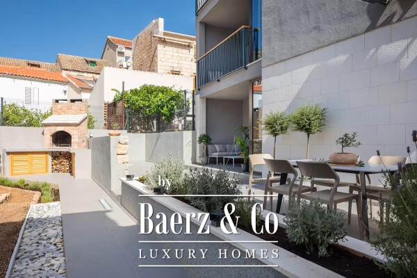 photo 17 Vis, Komiža, newly built house in the center of town