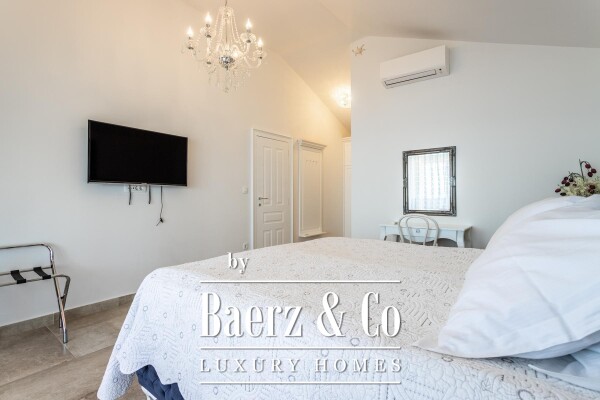 photo 11 Mimice, jedinstvena vila s bazenom i idiličnom okućnicom