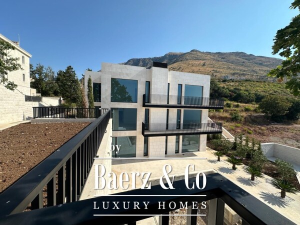 photo 4 Seafront Modern New Villa with Pool and Access to the Beach