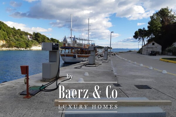 photo 13 Brač, Selca, house with four apartments first row to the sea